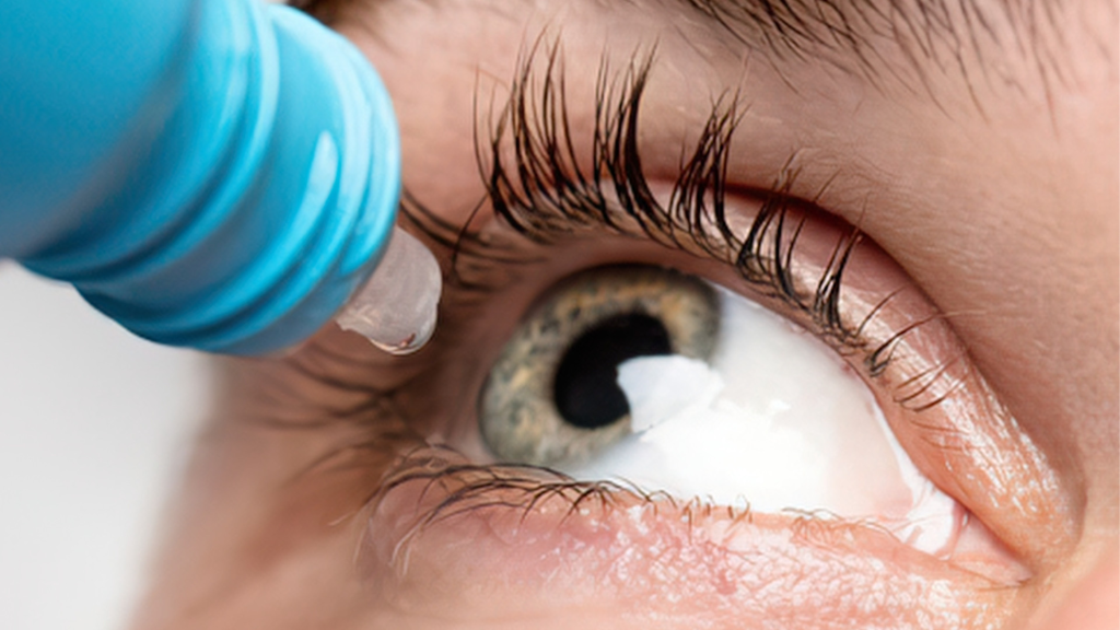 Procedura prawidłowej podaży kropli do oczu. Instruktaż dla personelu medycznego oraz analiza najczęstszych błędów